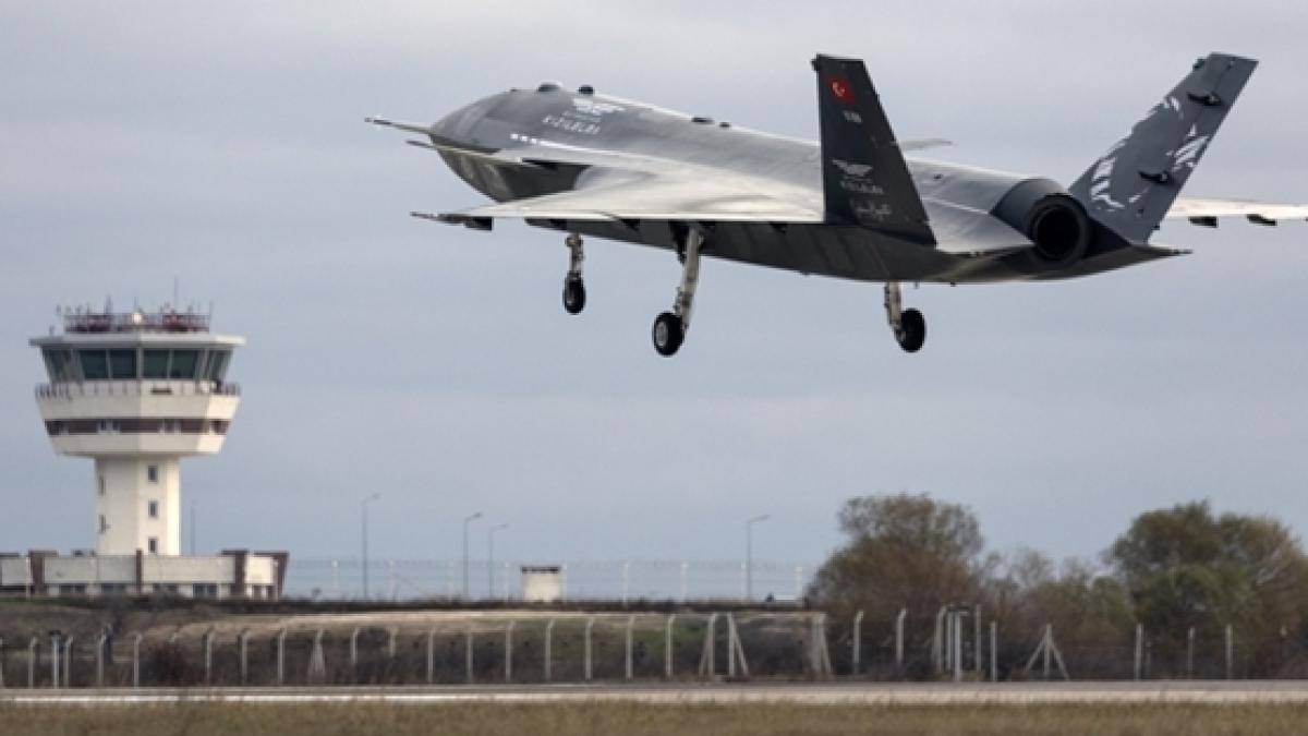 Moment istoric pentru industria aeronautică din Turcia: Avionul de luptă fără pilot “Bayraktar Kizilelma” a efectuat primul său zbor (Foto/Video)