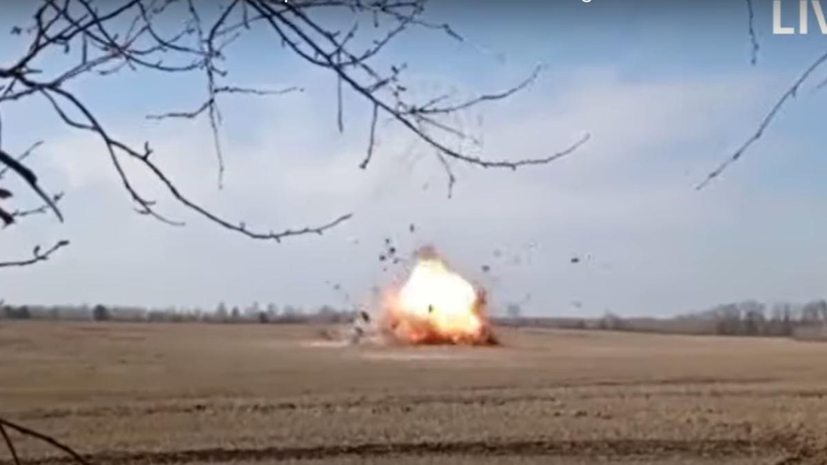 Momentul în care explodează un ”aligator” Ka-52, aflat la sol în Ucraina (Video). Elicopterul ar fi fost distrus chiar de echipajul rus imediat după aterizare