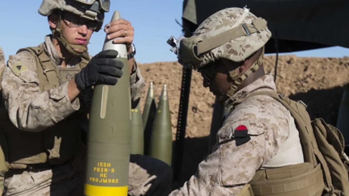 soldati-americani-cu-un-proiectil-excalibur--foto-armata-sua-obuz_60035300