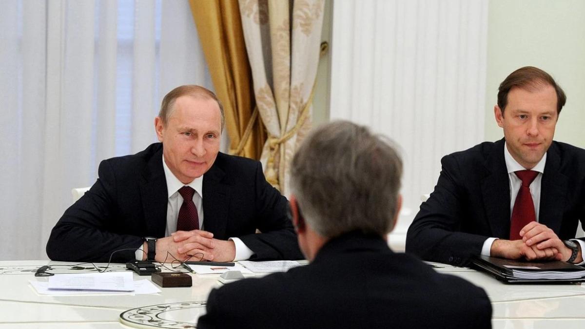 Tătucul națiunii (Video). Putin își critică public vicepremierul pentru lipsa contractelor de noi avioane. ”Serios, de ce faci pe prostul?”