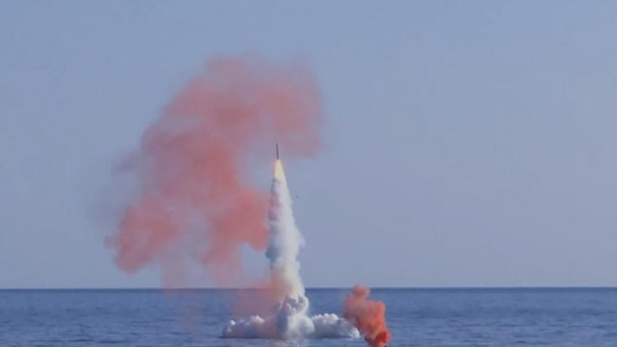 Rusia susține că submarinul Petropavlovsk a lansat din imersiune o rachetă Kalibr care a lovit la peste 1.000 de km o țintă terestră (Video)