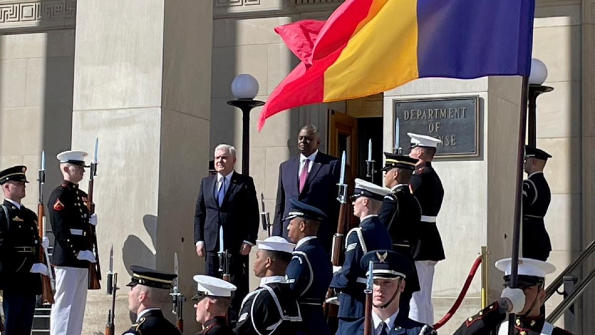 angel-tivar-lloyd-austin_84687000