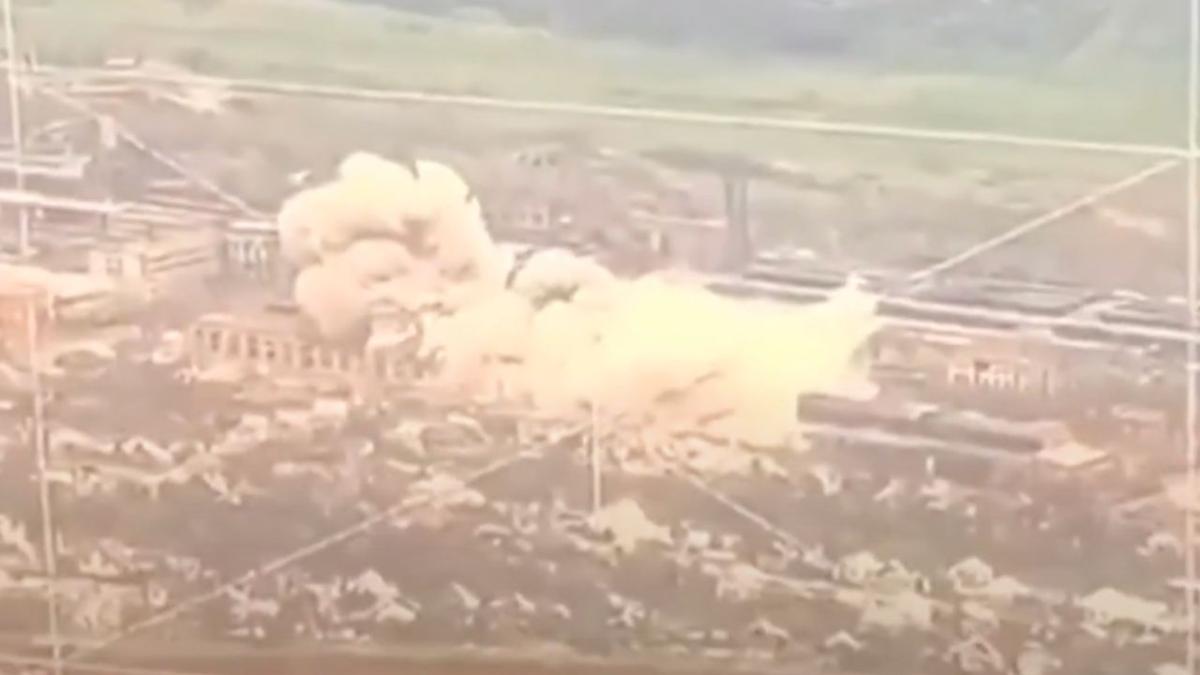 Parte din uzina AZOM din Bahmut în interiorul căreia se află trupe Wagner - aruncată în aer (VIDEO). Armata Ucrainei a lovit pozițiile ocupanților