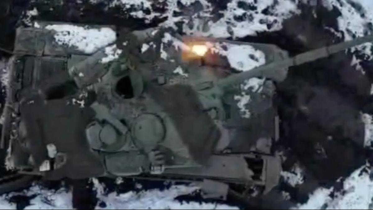 Mult lăudatul tanc rusc T-90M Proryv continuă seria dezastrelor pe front (Video): A fost lovit cu un sistem rusesc Kornet şi incendiat cu ocktail-uri Molotov 