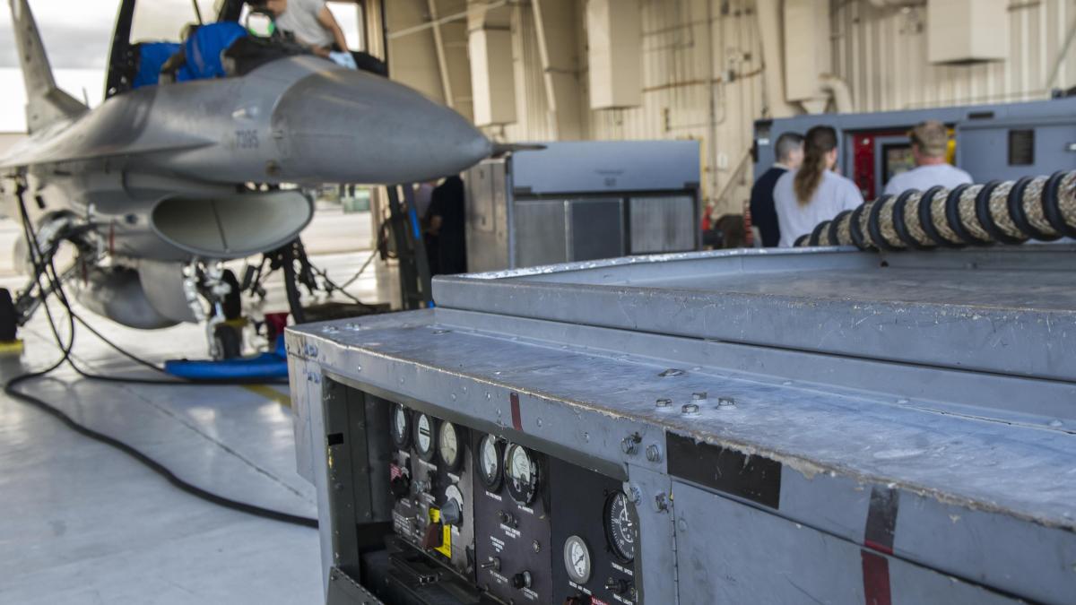 f-16-mentenanta_89470300