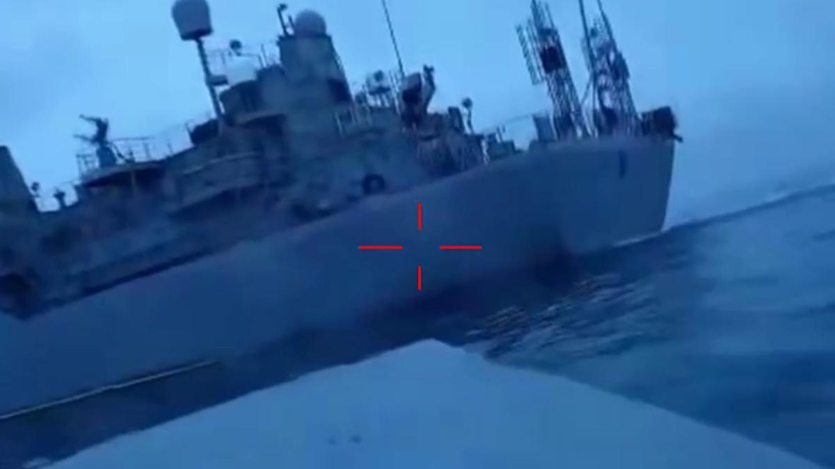 Armata ucraineană a confirmat atacul asupra navei ruse Ivan Khurs. Au fost publicate imagini cu momentul în care o dronă maritimă loveşte cu succes ţinta