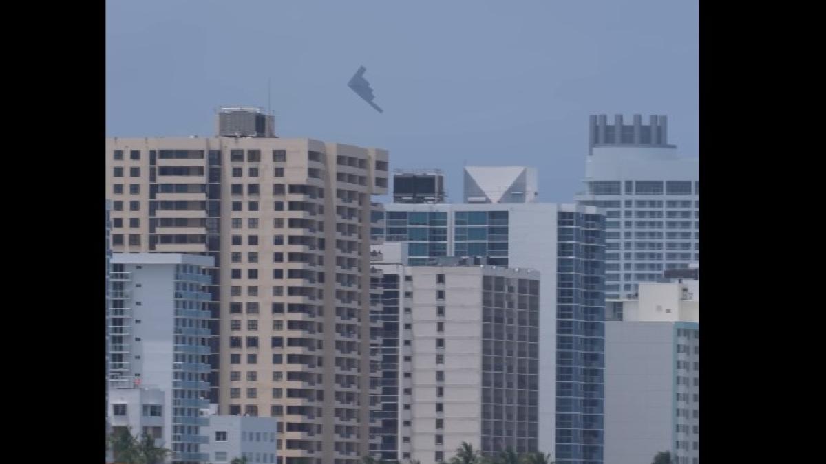 O scenă desprinsă din filmele SF: Bombardierul stealth american B-2 zboară pe lângă un zgârie-nori (Video)