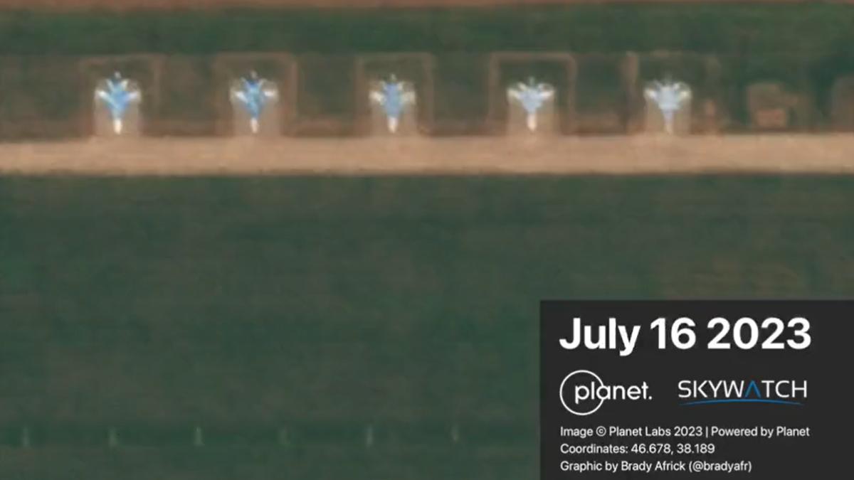 În încercarea de a evita monitorizarea din satelit, armata rusă pictează avioane militare staţionate pe aerodromuri (Foto/Video)