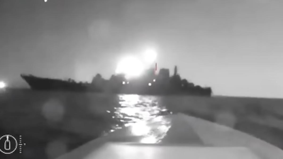 Ucrainenii au lovit din plin nava rusă de desant amfibiu Olenegorskiy Gornyak (Video). Momentul impactului, surprins de la bordul dronei