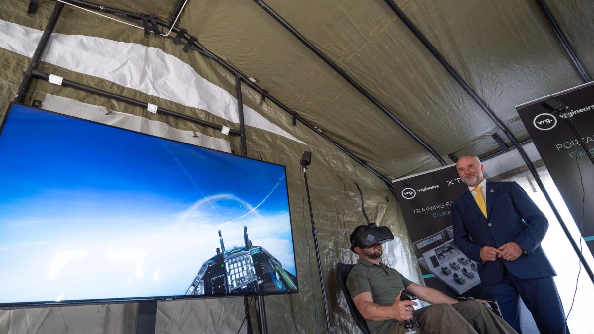 volodimir-zelenski-simulator-f-16_77964800