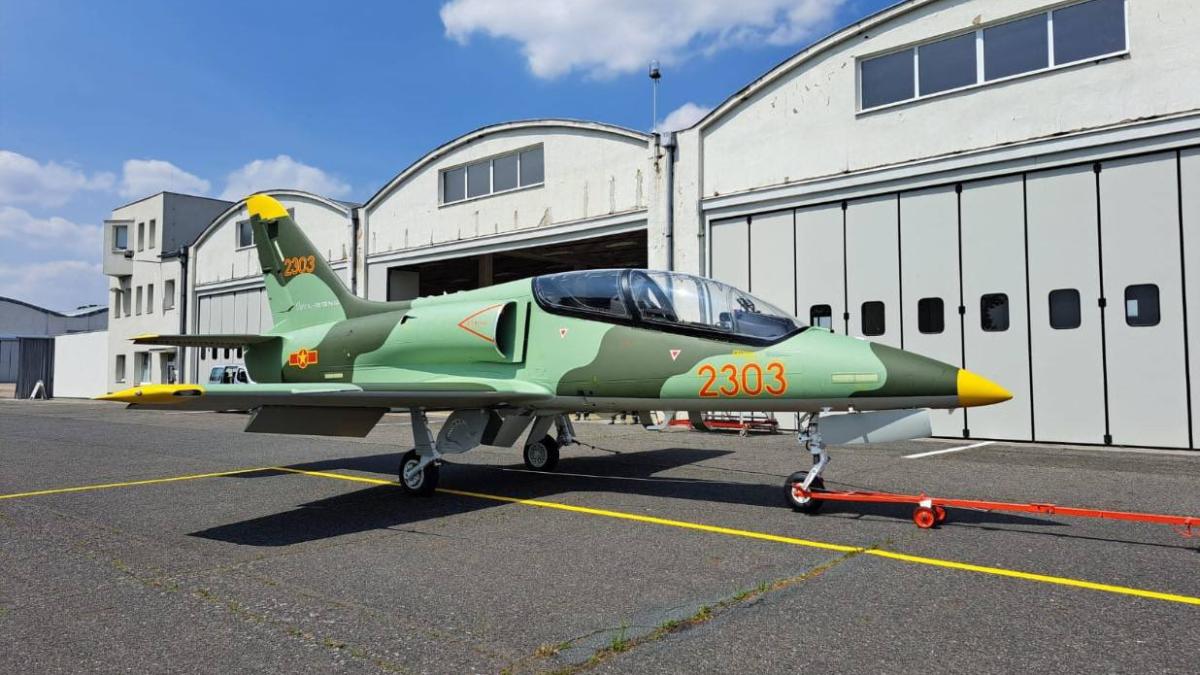 Avionul L-39NG, competitorul lui IAR-99, zboară la propriu în direcţia Vietnam: Industria aeronautică din Cehia se mândreşte cu această reuşită