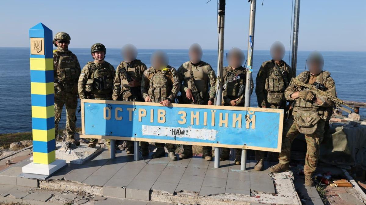 Grănicerii ucraineni au instalat un post de frontieră pe Insula Șerpilor (Video): Promitem că următorul va fi amplasat în Crimeea