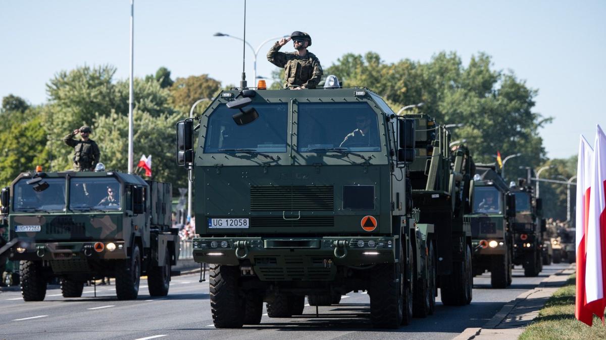 Polonia arată ce înseamnă industrie militară: Au fost prezentate primele sisteme HIMARS și K239 pe șasiul camionului Jelcz polonez