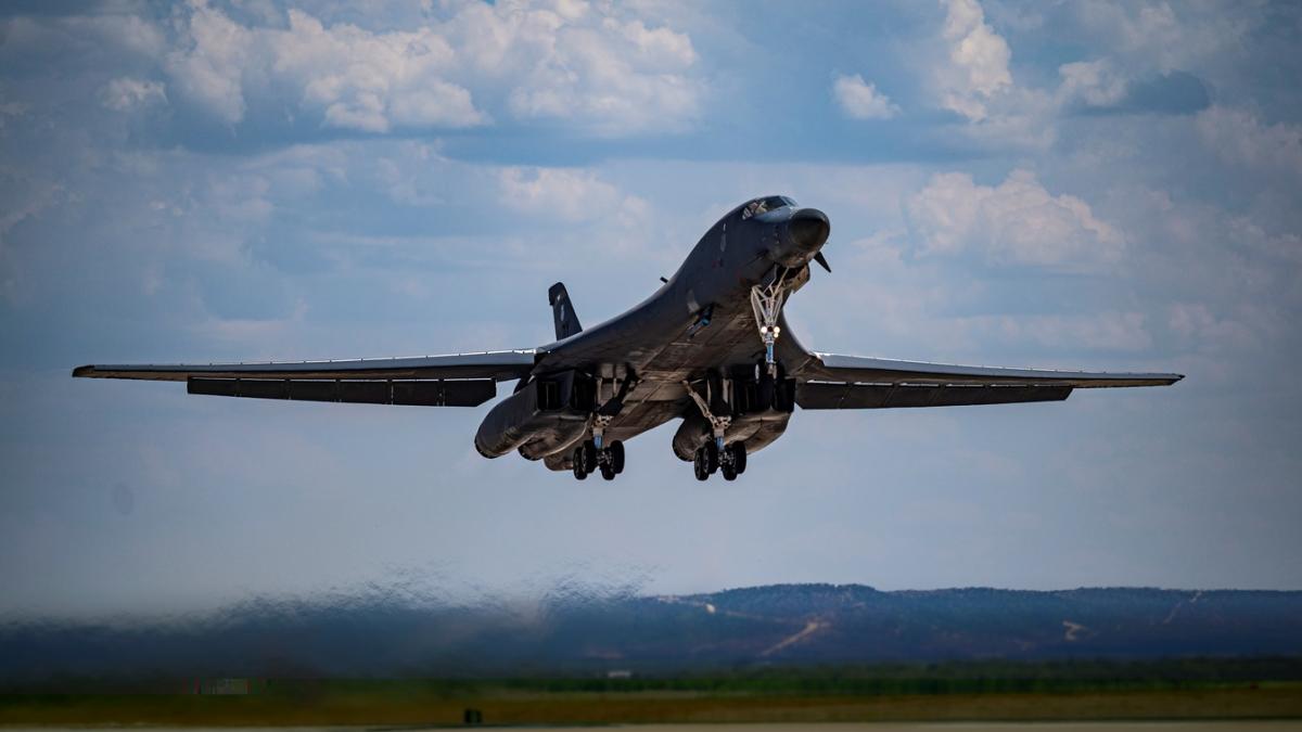 Legendarul bombardier B-1B Lancer, într-o configuraţie cu totul nouă, efectuează primul zbor: Cât de repede poate fi modificată aeronava