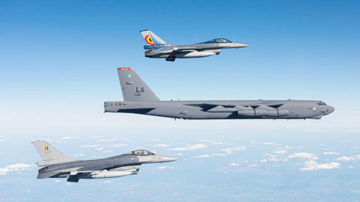 avioane-f-16-alaturi-de-un-bombardier-b-52_50457900