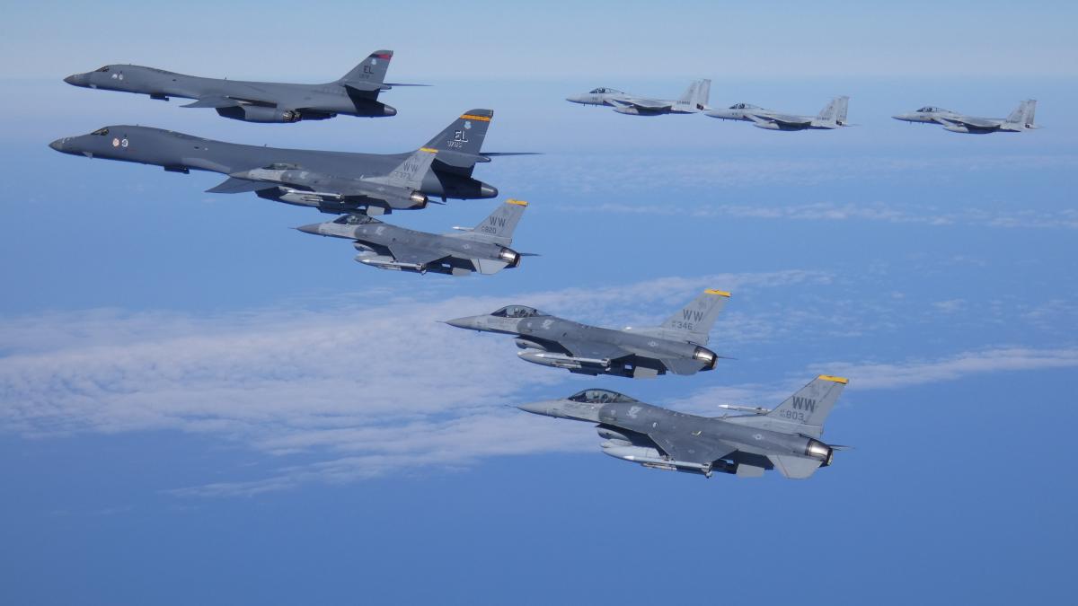 SUA își arată din nou forța și aduc în Europa patru bombardiere strategice B-1B. Primele două aeronave au aterizat deja în Marea Britanie 