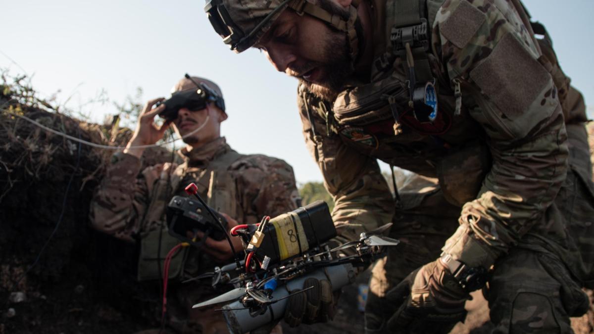 Cum ocolește Ucraina bruiajul rusesc: Drone cu inteligență artificială identifică blindate ruse fără a fi coordonate de un operator uman 