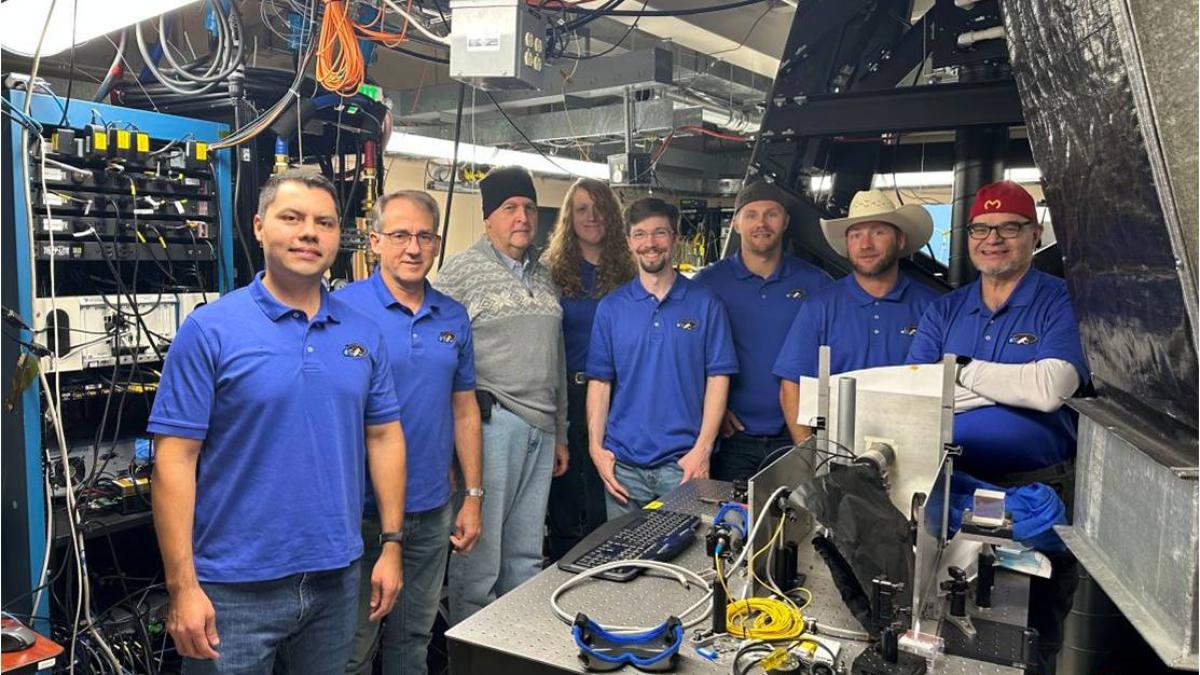 operatorii-emitatorului-laser-dsoc-de-pe-table-mountain_65931400