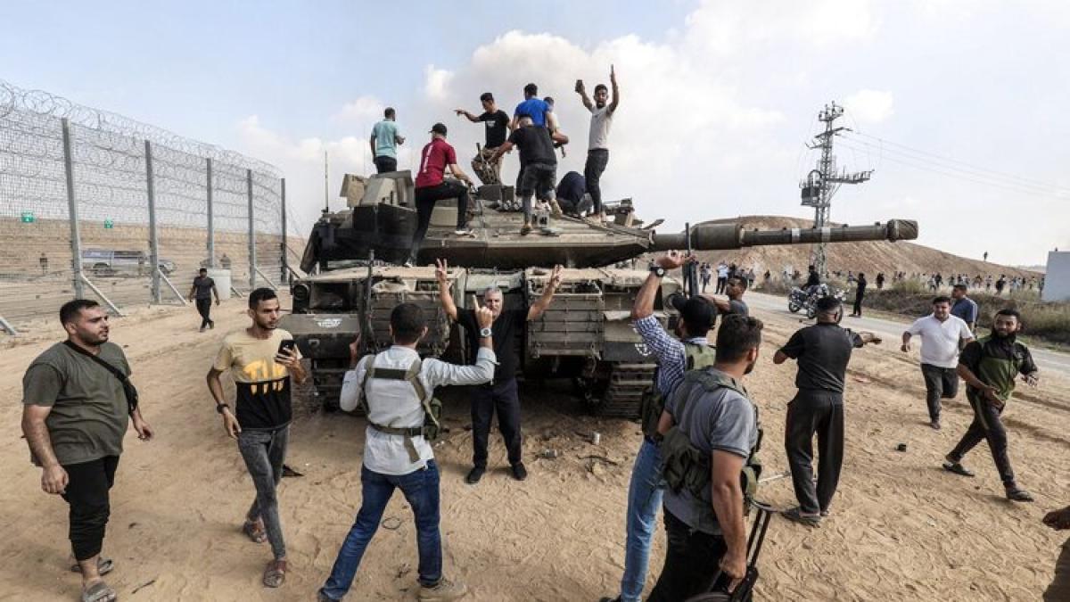 tanc-israelian-distrus-de-insurgentii-hamas_76175200