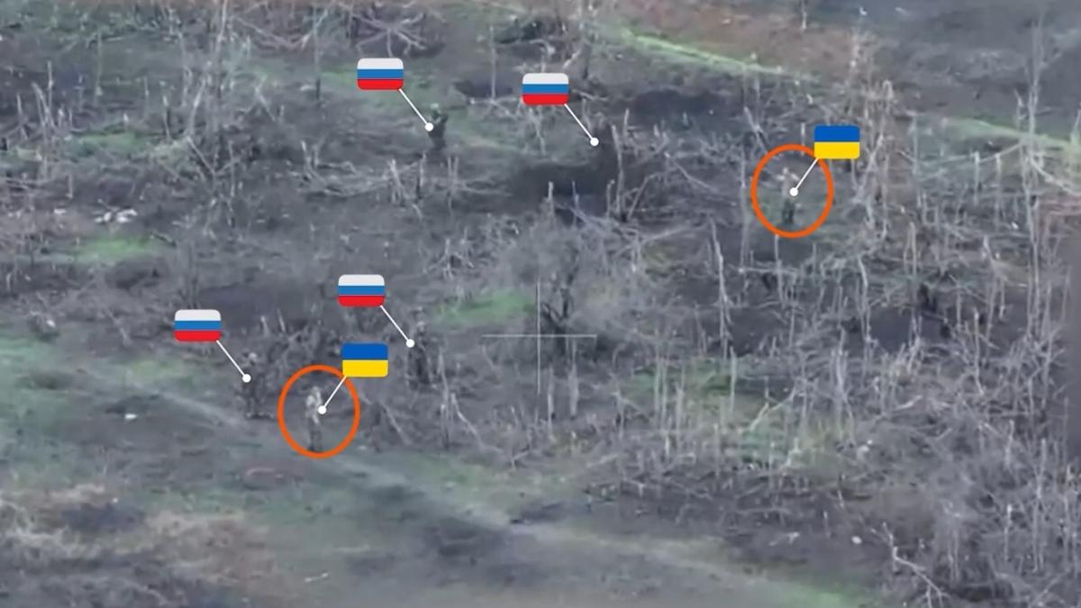 Soldații ruși comit o nouă crimă de război (Video): Prizonieri ucraineni, obligaţi să fie scuturi umane în timpul atacurilor de pe front