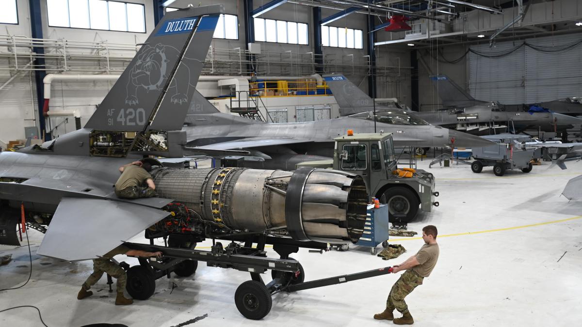 mentenanta-motor-avion-f-16_28162300