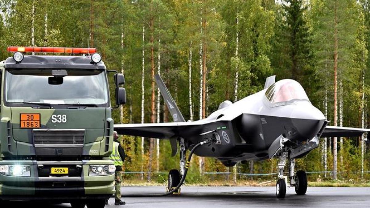 avion-f-35-realimentat-pe-o-autostrada-din-finlanda_43745400