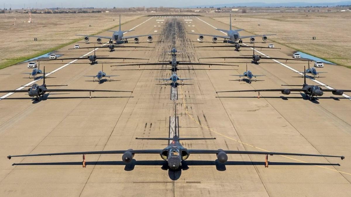 zbor-in-formatie-avioane-u2_95589700