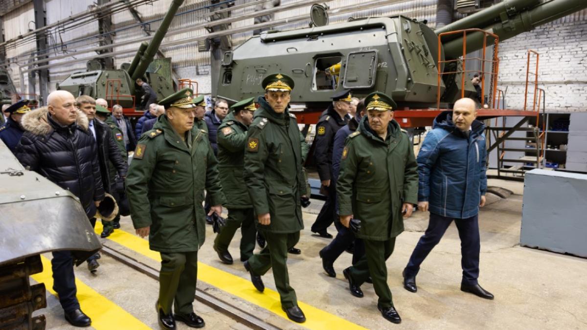 soigu--aflat-in-inspectie-la-uraltransmash---una-din-fabricile-de-armament-din-urali_32197300