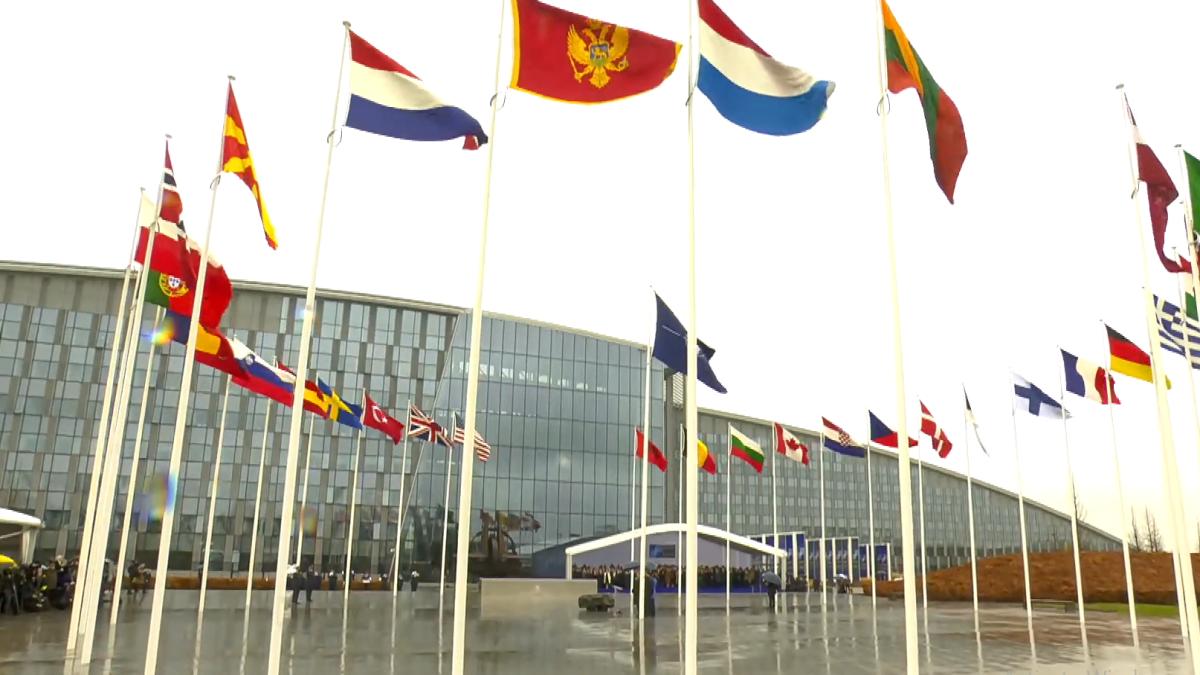 drapel-suedia-ridica-la-sediul-nato_51165300