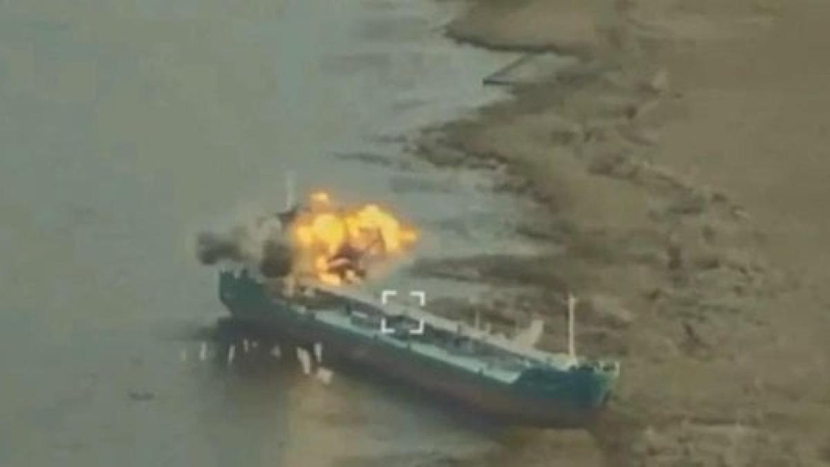 Forțele Aeriene Ucrainene au bombardat petrolierul rusesc ''Mekhanik Pogodin'', utilizat de ruşi pe post de centru de comandă (Foto/Video)