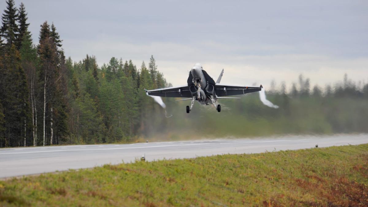 Au fost testate capacitățile avioanelor de luptă Gripen, în caz de război (Video). Gripen au aterizat pe șosele în condiții atipice