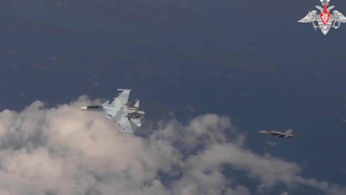 f-18-interceptare-avion-su-30_63725800