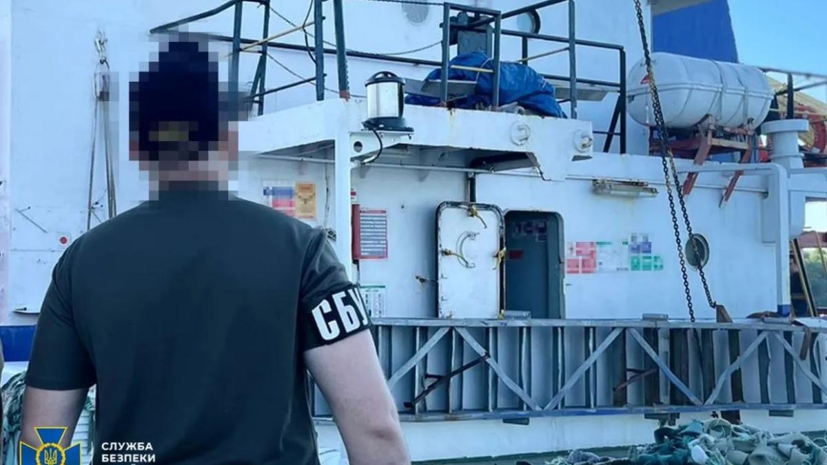 nava-retinuta-pe-dunare-sbu_38046300