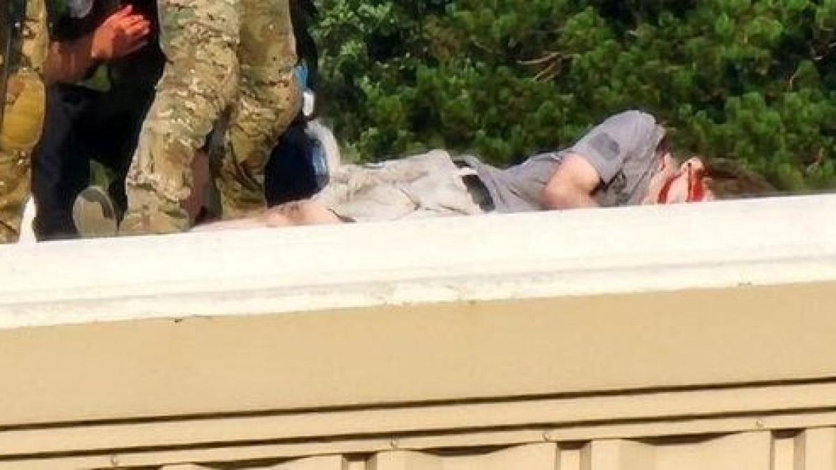 Atacatorul de la mitingul lui Trump a fost ucis de un lunetist al Secret Service, potrivit oficialilor americani (Foto/Video)