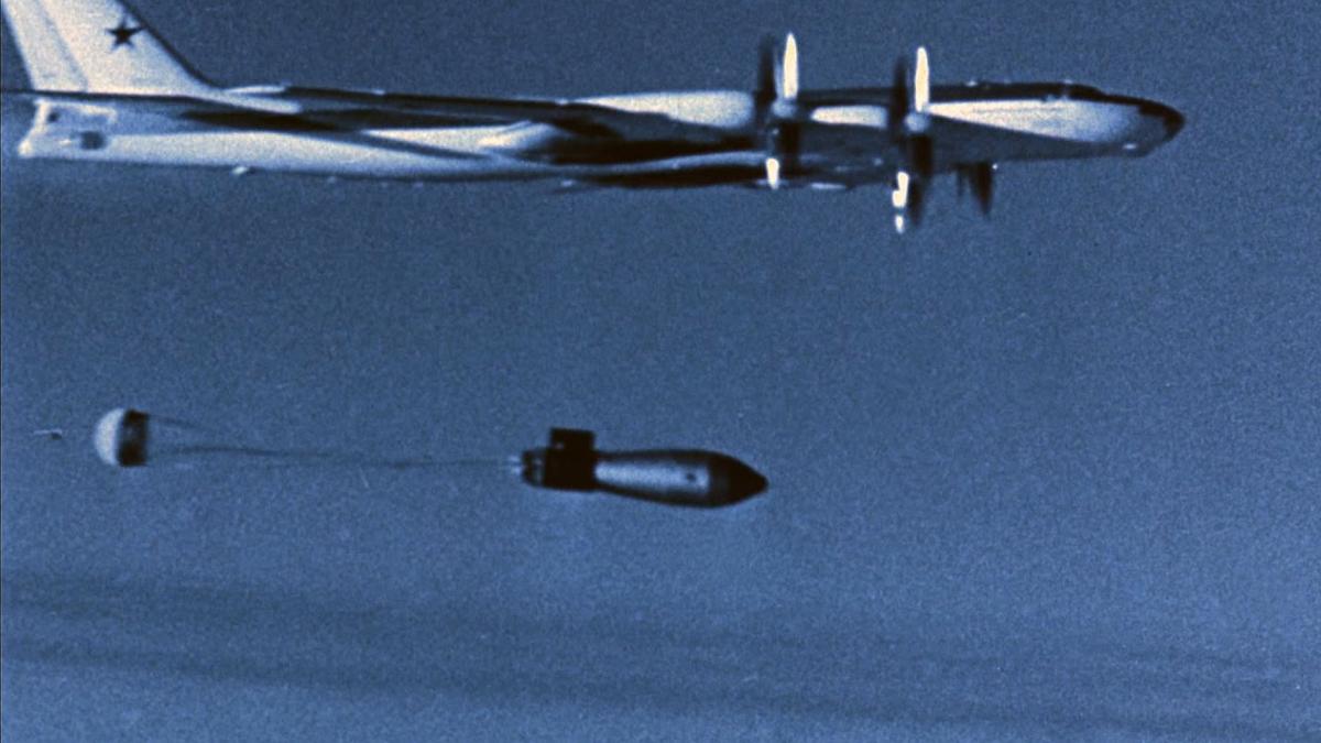 Știați că: După ce Tu-95 rus a lansat „Bomba Țarului” a pierdut 1.000 metri altitudine din cauza undei de șoc. E cea mai puternică bombă nucleară detonată vreodată