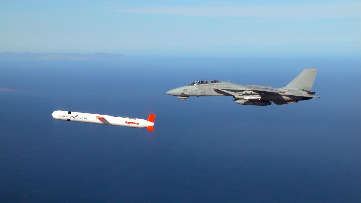 tomahawk_with_f-14---a-tactical-tomahawk-block-iv-cruise-missile-is-escorted-by-a-navy-f-14d-tomcat-us-navy_41398000