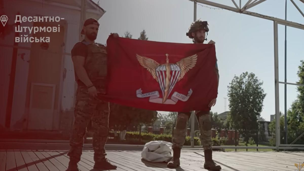 Imagini spectaculoase cu intrarea în Kursk: Soldați ruși capturați și steagul Ucrainei arborat pe clădiri ruse. Ucrainenii bifează și la capitolul PR 