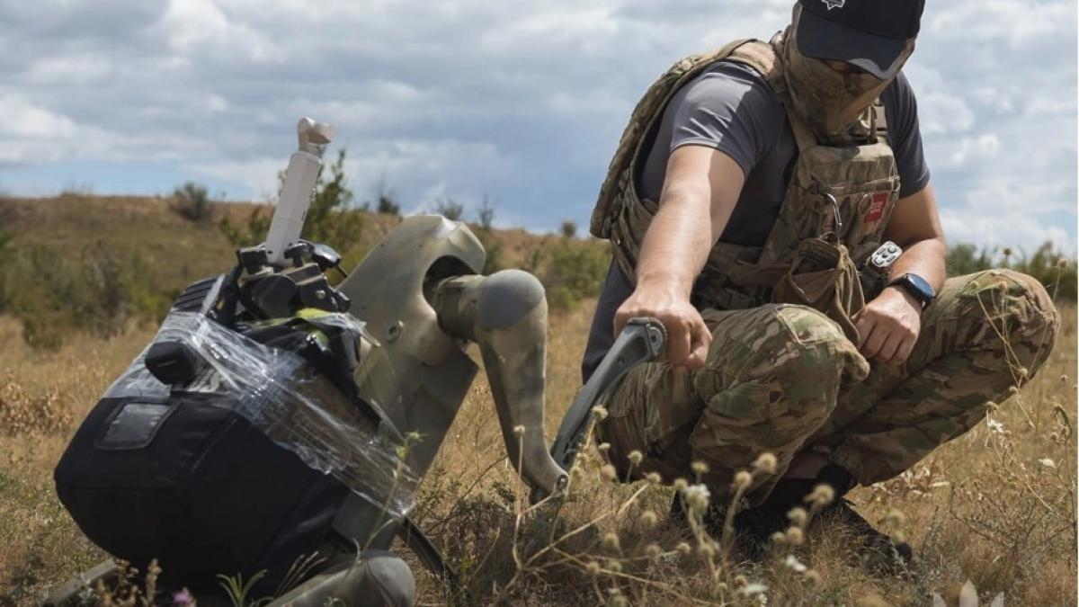 militar-ucrainean-operator-caine-robot_16609200