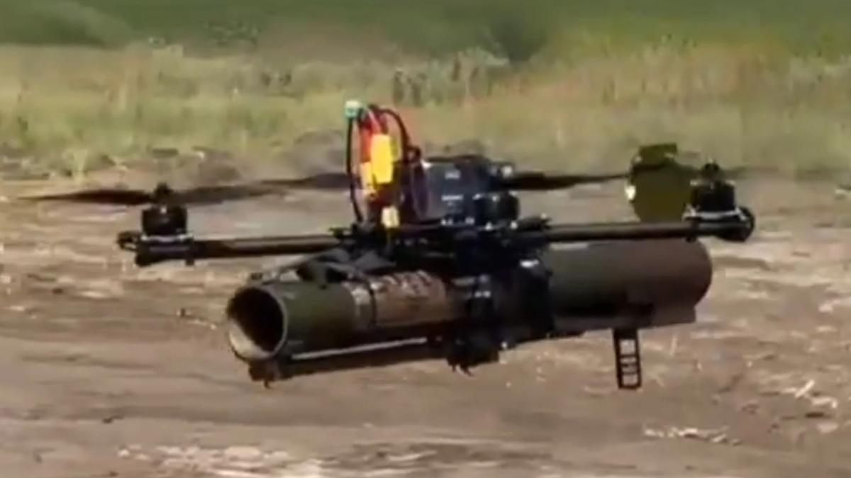 Ucraina inovează inteligent: Lansatoarele sovietice de rachete RPG-18, integrate de ucraineni pe drone FPV (Video)