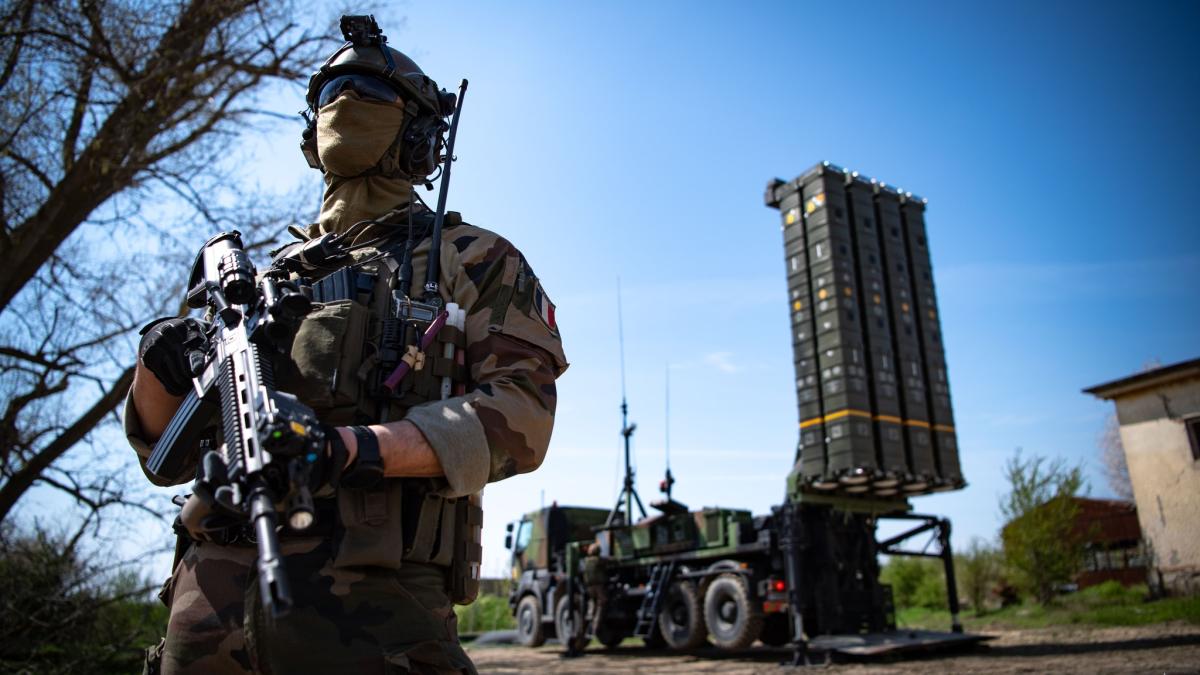 NATO este „insuficient” pregătită pentru un război la scară largă cu Rusia. Generalul Ben Hodges: Nu avem o apărare antirachetă și aeriană adecvată pentru a ne proteja