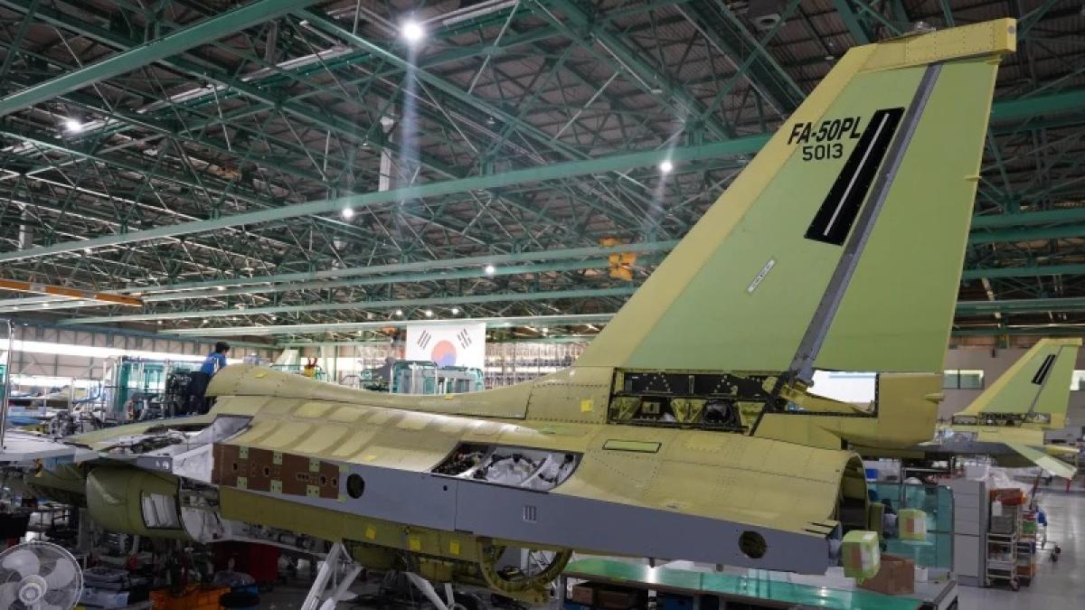 avion-fa-50pl-pe-linia-de-productie-a-companiei-kai_73698700