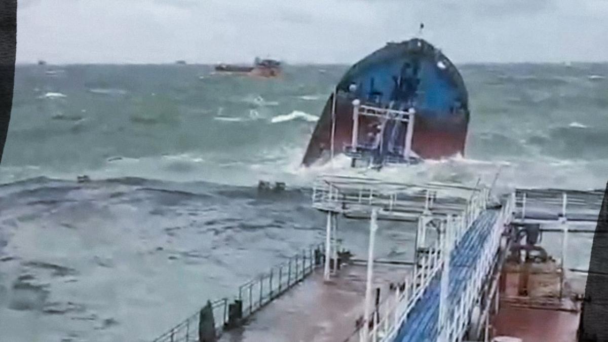 La limita unui dezastru ecologic major în Marea Neagră: Petrolierele rusești reprezintă o amenințare pentru mediu - Rusia folosește nave cu o vechime de peste 50 de ani