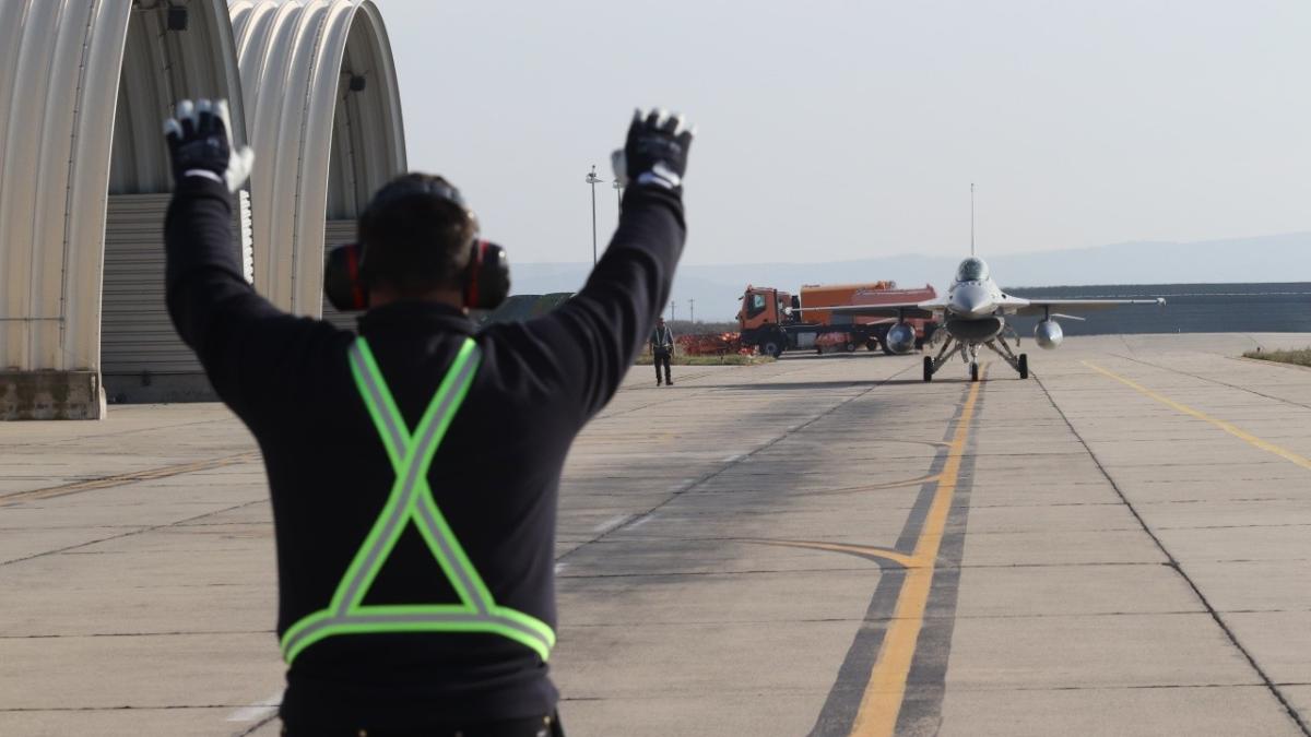 f-16-hangar_31791200