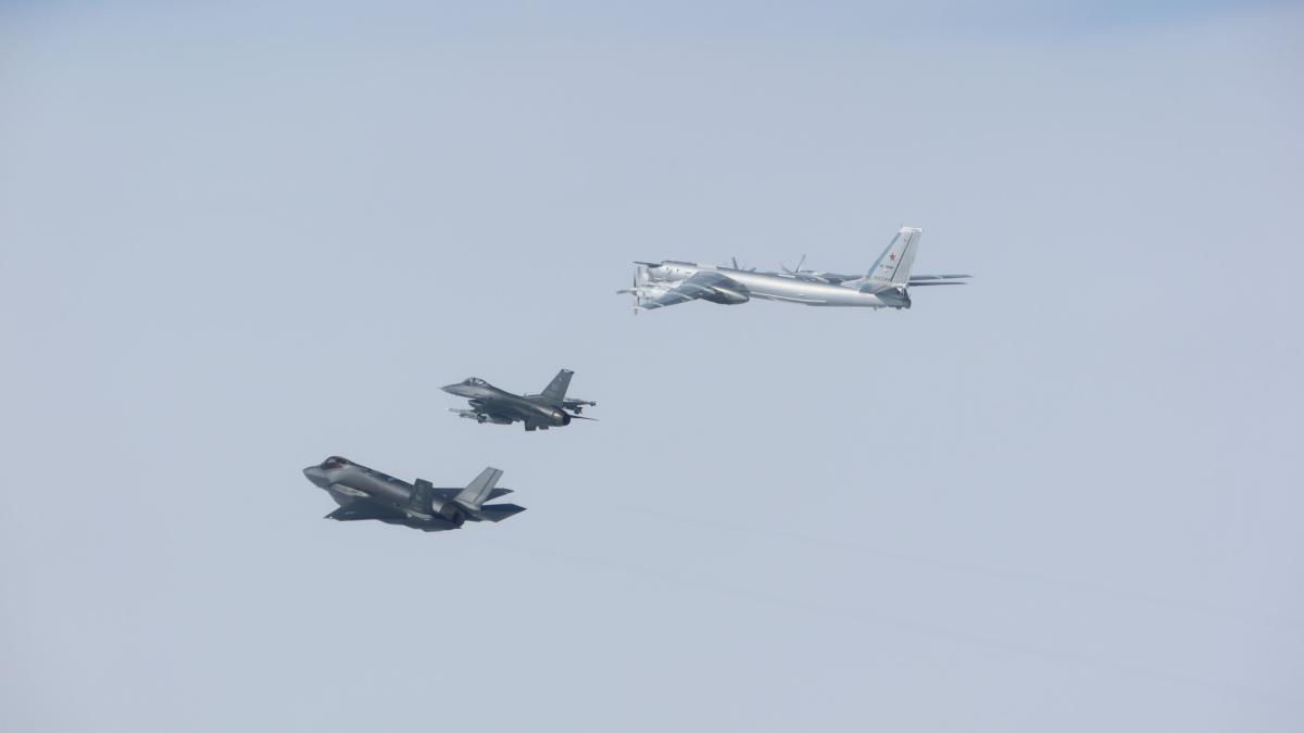 tu-95-interceptat-de-f-35-si-f-16_60987400