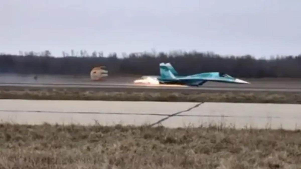 Revenit dintr-o misiune de luptă din Ucraina, un bombardier rusesc Su-34 a aterizat “pe burtă” din cauza unei probleme tehnice (Video)