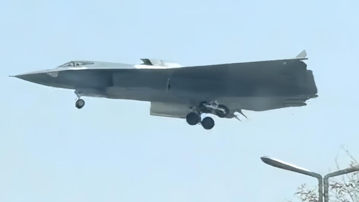 Accident sau campanie de PR atent planificată a Chinei: Au apărut noi imagini cu avionul de luptă stealth de nouă generație J-36