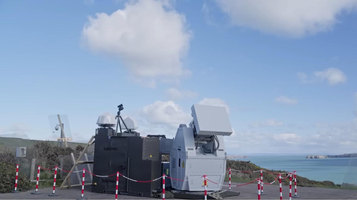 Militarii britanici se pregătesc pentru războiul modern (Video): Au exersat distrugerea un roi de drone cu o nouă armă cu microunde