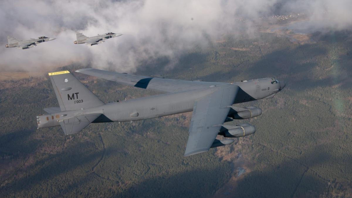 b-52-sua-gripen_08262900