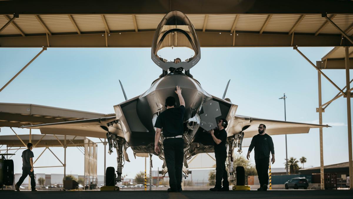 România va avea F-35, dar avioanele vin cu multe alte provocări. Ce trebuie făcut pentru a ne pregăti din timp să nu riscăm ca birocrația să țină F-35 la sol