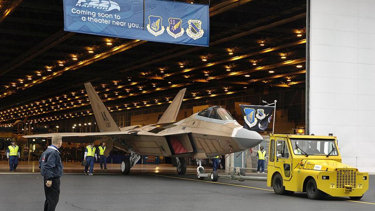 avion-f-22-iese-de-linia-de-productie_76340200